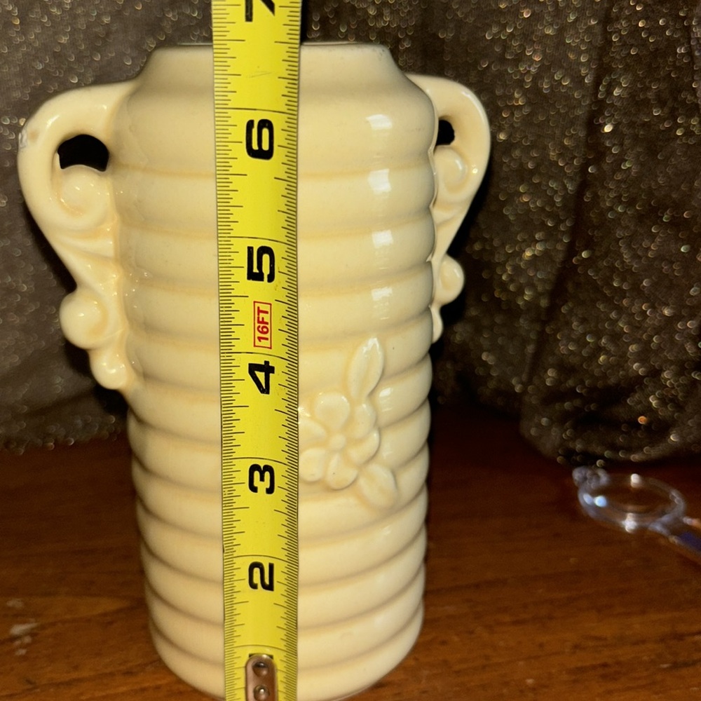 Vintage USA pale yellow beehive & floral 7” pottery vase with scroll handles - Picture 10 of 11